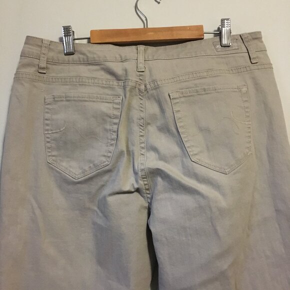 Jones & Co. Oatmeal Rolled Cuff Capris - Picture 7 of 14